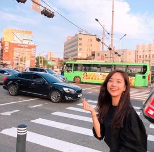 ‘하트시그널 시즌2’ 오영주, 자신의 광고 사진 배경으로 인증사진 “많이 사랑해주세요 츄츄”