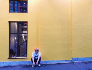 ‘웃는 남자’ 박효신, 노란 건물 앞에서 소탈한 포즈로 찰칵…“길거리가 환하네”