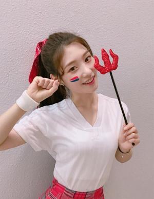 ‘투제니’ 다이아(DIA) 정채연, 붉은 악마로 변신한 세젤예 여신…“선수님들 다치지 말고”
