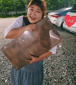 ‘23.5kg 감량’ 홍윤화, 김민기에게 3000일 선물로 도마 받아…“센스쟁이♥”