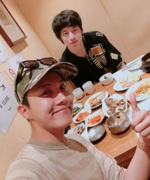 방탄소년단(BTS) 제이홉, 일본 영화배우 사카구치 켄타로와 함께 식사 인증샷…‘훈훈’