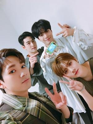 뉴이스트 W, 4인 4색 단체샷 눈길…‘더욱 완벽해진 비주얼’