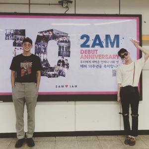 정진운, 2AM으로 데뷔해 10주년 소감 전해…조권과 함께 지하철 광고 인증샷 ‘공개’