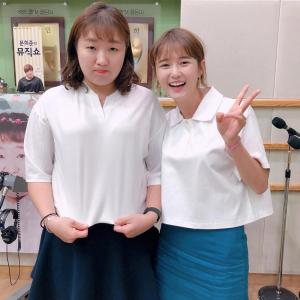 ‘가요광장’ 남보라, DJ 이수지와 투샷 눈길…“같은 흰 티인데 왜 그래요”