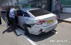 김해공항 사고 발생, 국제선서 BMW 차량이 택시+운전기사 박아…블랙박스 공개