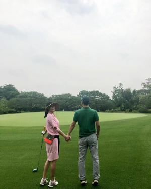 “꼭 잡은 두 손”…이혜영, 남편과 함께 골프 데이트