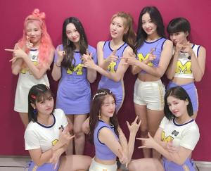 모모랜드(MOMOLAND), 상큼함 넘치는 단체샷 공개…’보라색 의상도 완벽 소화’