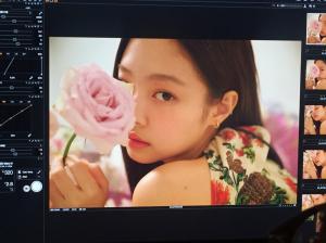 블랙핑크(BLACKPINK) 제니, 꽃과 함께한 화보 촬영 현장 공개…’꽃보다 제니’