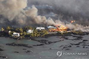 하와이 ‘용암폭탄’ 관광객 보트로 추락…탑승객 한 명 크게 다쳐 ‘23명 부상’