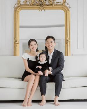 김빈우, 훈훈한 남편과 쏙 빼닮은 딸과 함께 가족사진 공개…“내사랑들 뱃속에 희망이 사랑해요”