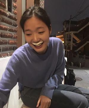 ‘변산’ 김고은, 행복하게 카푸치노 마시며…‘러블리 일상’