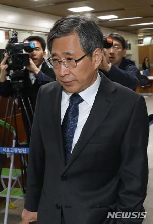 ‘CJ 이미경 퇴진 압박’ 조원동 전 수석, 2심도 집행유예…“박근혜 전 대통령에 가장 큰 책임 있어”