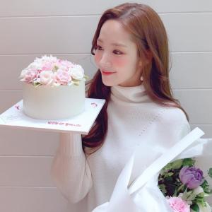 ‘김미소’ 박민영, 케이크 들고 미소 가득... ‘헉 소리 나는 비주얼’