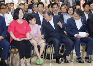 문재인 대통령, 병원서 의료기기 규제혁신 밝혀…“산업-병원 협력 필요”