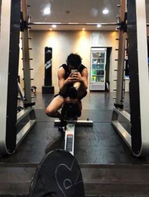 ‘투제니’ 김성철, 탄탄한 근육질 몸매 대공개…‘반전 매력 물씬’