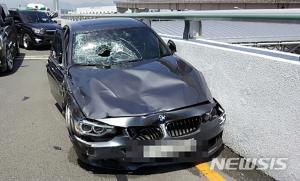 부산 김해공항 BMW 질주사고, 과속으로 결론 지어 ‘업무상 과실치상’ 혐의로 구속…택시기사 현재까지 의식 없어