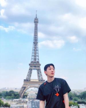 “In Paris”…그레이(GRAY), 에펠탑 앞에서 한 컷