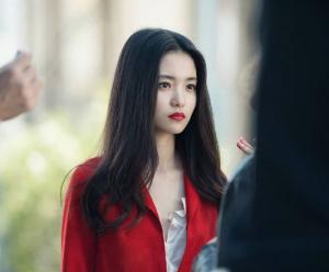김태리, 레드립 메이크업으로 완성한 시크한 매력…‘아기씨의 반전美’