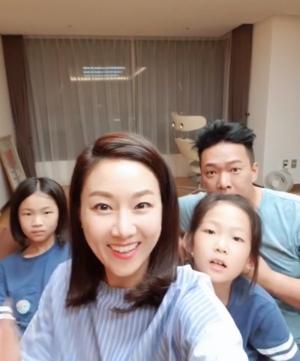 김지혜, 남편 박준형-딸들과 행복한 한 컷…‘보기 좋은 갈갈이 가족’