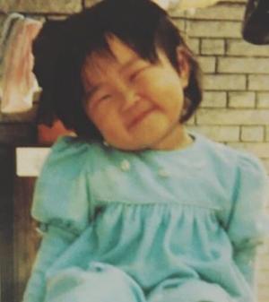 ‘김민기♥’ 홍윤화, 마음 사르르 녹이는 세젤귀 어린 시절…눈웃음은 이때부터