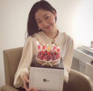 ‘변산’ 김고은, 생일 맞아 케이크 들고 활짝…‘한층 아름다워진 미모’
