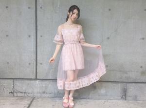 핑크빛 ‘시스루 드레스’로 여리여리한 몸매 드러낸 이와타테 사호