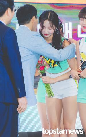 [HD포토] 모모랜드(MOMOLAND) 연우, ‘권혁수의 기습포옹’