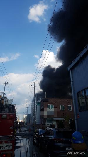 인천 남동공단 화장품제조공장 화재, 대응 2단계 발령 후 3시간 만에 진압 완료…대피 중 근로자 3명 연기 들이마셔