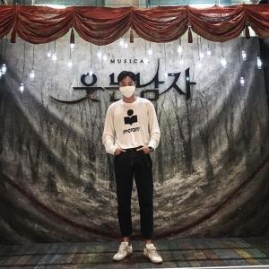 로이킴, 뮤지컬 ‘웃는남자’ 관람 인증샷 공개…박효신 향해 “대장님 감사해용”