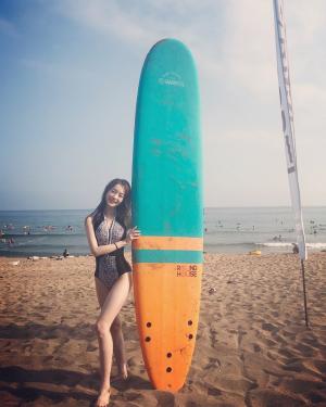 양정원, 제주도 서핑 인증샷 공개…‘화려한 수영복도 완벽 소화’