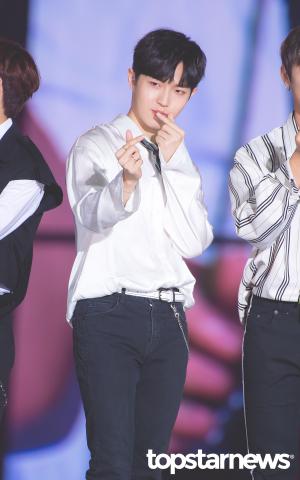 [HD포토] 워너원(Wanna One) 김재환, ‘워너블 저격하는 하트화살’ (2018 코리아 뮤직 페스티벌)