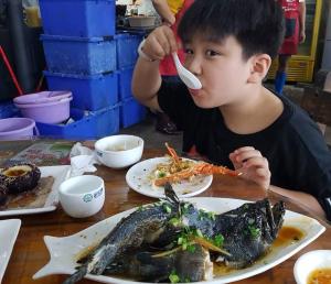 ‘할머니네 똥강아지’ 이로운, 중국에서 즐거운 휴가 보내… “로운이도 해산물을 좋아하는군요”