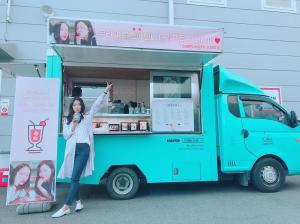 박신혜, 크리스탈이 선물한 커피차 앞에서 브이 포즈…“상속자들 우정 변치말기”