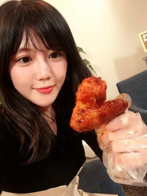 AKB48 미야자키 미호, 양념치킨 들고서 ‘하트모양 치킨’