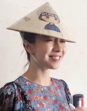‘신세계’ 송지효, 베트남 모자 쓰고 상큼한 미소