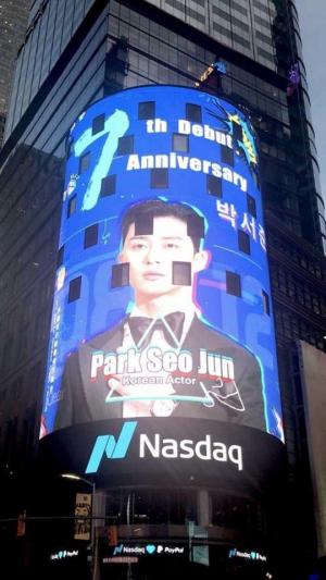 박서준, 美 뉴욕 타임스퀘어 전광판 광고 선물 받아…‘방탄소년단-워너원처럼’