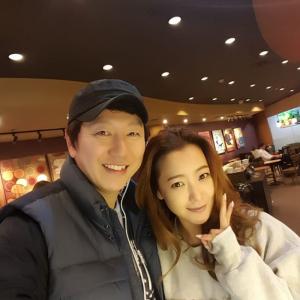 김수로-김희선, 동안 외모 뽐내며 인증 사진 공개... “오래된 친구”