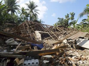 인도네시아 지진, 수천명 관관객 롬복 및 발리섬에 묶여 구조 기다려…북부 지역 건물 80% 파손