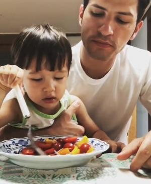 ‘조식포함 아파트’ 알베르토 몬디, 아들 레오와 귀여운 영상 “방울 토마토 하나 줄래?”