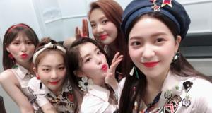 ‘뮤직뱅크’ 레드벨벳(Red Velvet), 과즙美 가득한 완전체…“러비들을 위한 셀카폭탄♥”