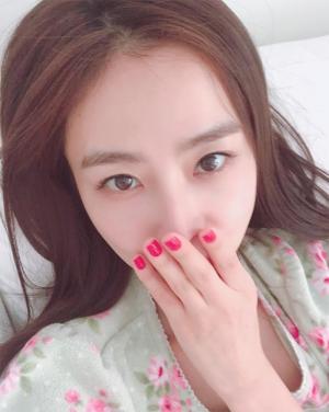 ‘마이크로닷♥’ 홍수현, 핵미모 과시하는 침대 셀카…‘마닷이 반할만하네’