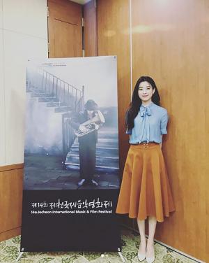 영화 ‘인랑’ 한효주, 현수막 앞에서 미소 싱긋 “제천국제음악영화제”
