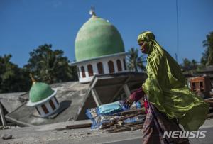 인도네시아 롬복·발리 지진, 재산 피해 최소 380억원 달해…‘사망자 대부분 잔해 속에 갇혀 숨져’