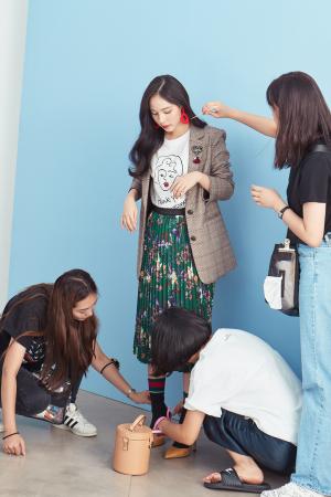 민효린, 2018 F/W 화보 비하인드 컷 공개…다채로운 매력의 ‘가을 여신’