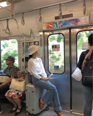 원진아, 일본 여행 중인 일상 공개…‘창 밖을 바라보며’