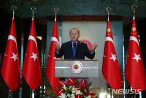 터키 대통령 에르도안, 미국 전자제품 불매 선언…“아이폰? 삼성도 있다”