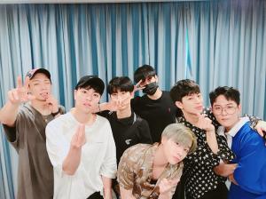 ‘최파타’ 아이콘(iKON), 단독 콘서트 하루 앞둔 라디오 출연…‘7인 7색 셀카’