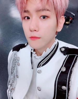 엑소(EXO) 백현, 컬러렌즈+핑크빛 헤어스타일 ‘찰떡 소화’…‘에리 심쿵사’