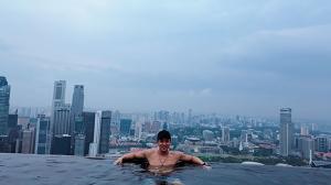 ‘놀라운 토요일’ 황치열, 싱가폴 럭셔리 호텔서 놀랄만한 근육질 몸매 공개…“싱가폴에서 행복한시간”