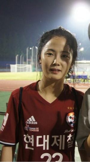 [아시안게임] 여자 축구팀 선수 이민아, 팬과 찍은 인증샷 보니…‘땀흘린 민낯도 눈부신 미모’